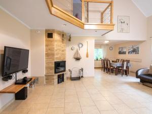 Televízia a/alebo spoločenská miestnosť v ubytovaní Holiday Home Mazurska Sielanka by Interhome + 22 fotografií