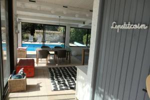 un patio avec une table et une piscine dans l'établissement Belle villa avec piscine proche d Aix en provence, à Cabriès 6 autres photos