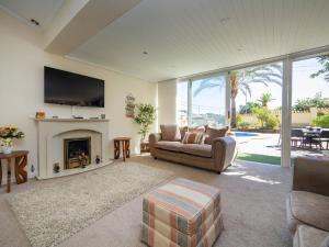 salon z kominkiem i telewizorem w obiekcie Holiday Home Bergen by Interhome w mieście Albir