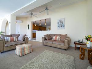 salon z dwiema kanapami i stołem w obiekcie Holiday Home Bergen by Interhome w mieście Albir