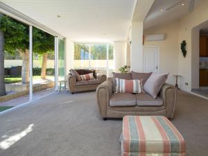 salon z dwiema kanapami i stołem w obiekcie Holiday Home Bergen by Interhome w mieście Albir