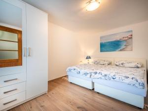 Postel nebo postele na pokoji v ubytování Holiday Home Dedina srića by Interhome