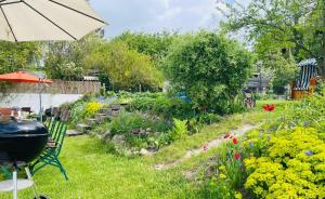 Ein Garten an der Unterkunft Ferienhaus Fiete 2