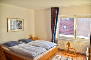 ein Schlafzimmer mit einem Bett und einem Fenster in der Unterkunft Ferienhaus Fiete 2 in Sagard