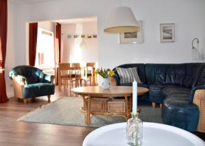 ein Wohnzimmer mit einer Couch und einem Tisch in der Unterkunft Ferienhaus Fiete 2 in Sagard