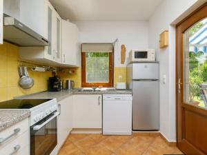 Kuchyňa alebo kuchynka v ubytovaní Apartment Junglans 3 by Interhome