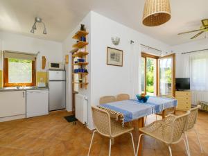 Kuchyňa alebo kuchynka v ubytovaní Apartment Junglans 3 by Interhome