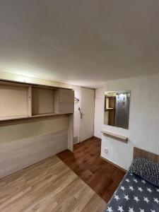 Ένα ή περισσότερα κρεβάτια σε δωμάτιο στο Mirotadze 13, M3