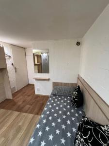 Ένα ή περισσότερα κρεβάτια σε δωμάτιο στο Mirotadze 13, M3