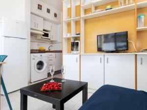 Kuchyňa alebo kuchynka v ubytovaní Studio Calafont 4 by Interhome