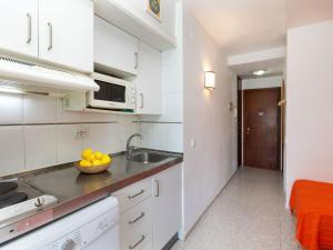 Kuchyňa alebo kuchynka v ubytovaní Studio Calafont 4 by Interhome