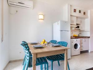 Kuchyňa alebo kuchynka v ubytovaní Studio Calafont 4 by Interhome + 18 fotografií