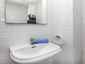 Koupelna v ubytování Studio Calafont 4 by Interhome