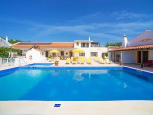 una grande piscina davanti a una casa di Holiday Home Sebastião by Interhome a Paderne