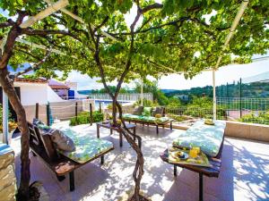 un patio con tavolo e sedie sotto un albero di Holiday Home Sebastião by Interhome a Paderne