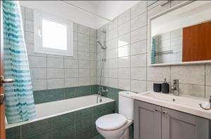 Koupelna v ubytování Top Floor Apartment City Center + 5 fotografií