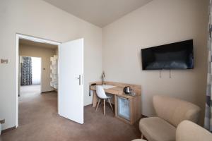 Televízia a/alebo spoločenská miestnosť v ubytovaní Hotel Liberec