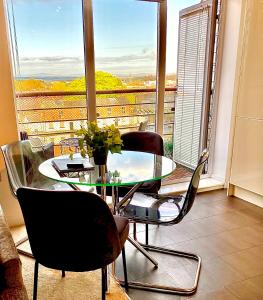 Ruang duduk di Chester City Centre Waterfront Apartment