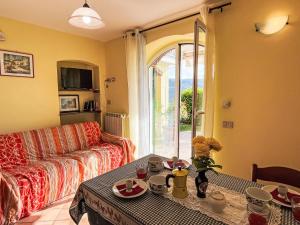 Χώρος καθιστικού στο Apartment Primula - VLO206 by Interhome