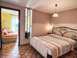 Ένα ή περισσότερα κρεβάτια σε δωμάτιο στο Apartment Primula - VLO206 by Interhome