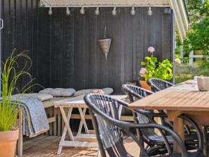 Patio nebo venkovní prostory v ubytování Holiday Home Nayati - 800m from the sea by Interhome