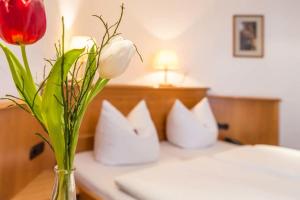 Postel nebo postele na pokoji v ubytování Metzgerei Gasthof Oberhauser - Hotel zur Post