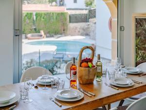 Bazén v ubytovaní Villa Villa Vista Paraiso by Interhome alebo v jeho blízkosti