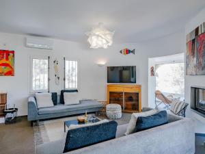Televízia a/alebo spoločenská miestnosť v ubytovaní Villa Villa Vista Paraiso by Interhome