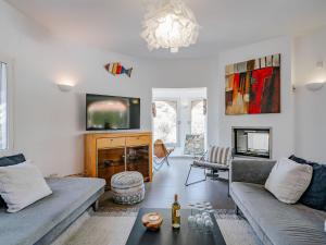 Televízia a/alebo spoločenská miestnosť v ubytovaní Villa Villa Vista Paraiso by Interhome