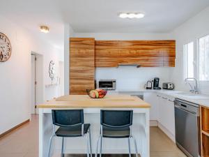 Kuchyňa alebo kuchynka v ubytovaní Villa Villa Vista Paraiso by Interhome