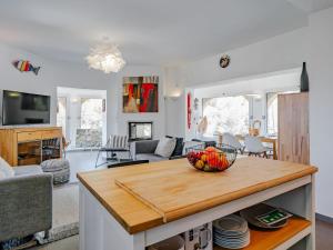 Televízia a/alebo spoločenská miestnosť v ubytovaní Villa Villa Vista Paraiso by Interhome