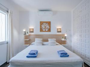 Posteľ alebo postele v izbe v ubytovaní Villa Villa Vista Paraiso by Interhome