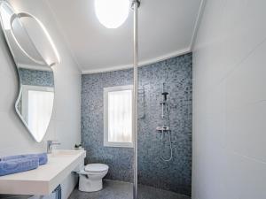 Kúpeľňa v ubytovaní Villa Villa Vista Paraiso by Interhome