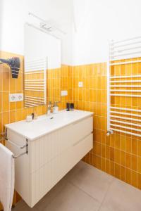 un baño con lavabo y espejo en Casantonia, en Recas