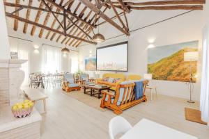 Una sala de estar con sillas y mesas y una chimenea. en Casantonia, en Recas