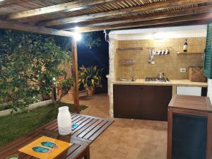 una cucina all'aperto con bancone e tavolo di Argentario Cottage a Giannella