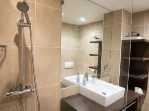 a bathroom with a sink and a shower at Appartement 4 pièces, 8 pers. avec balcon, à 500m des remontées mécaniques, Châtel - FR-1-676-58 in Châtel