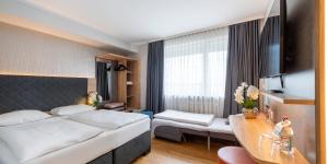 Ліжко або ліжка в номері PLAZA INN Rieker Stuttgart Hauptbahnhof