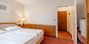 Ліжко або ліжка в номері PLAZA INN Rieker Stuttgart Hauptbahnhof