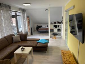 Una televisión o centro de entretenimiento en FeWo by Toni