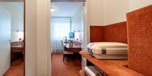 Ліжко або ліжка в номері PLAZA INN Rieker Stuttgart Hauptbahnhof