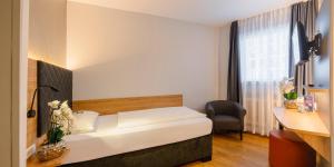 Ліжко або ліжка в номері PLAZA INN Rieker Stuttgart Hauptbahnhof