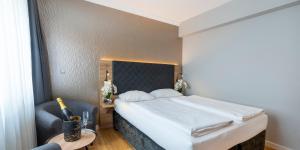Ліжко або ліжка в номері PLAZA INN Rieker Stuttgart Hauptbahnhof