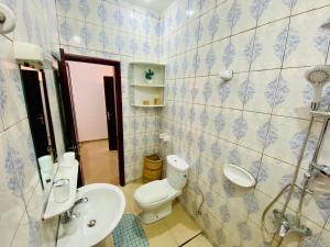 a bathroom with a toilet and a sink at Chez soi loin de chez soi in Pointe-Noire