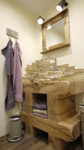 Un baño con lavabo de madera y espejo. en Haus Auenland, en Groß Felda