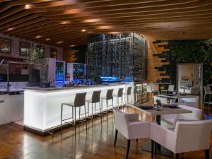 Een restaurant of ander eetgelegenheid bij Hilton Doha