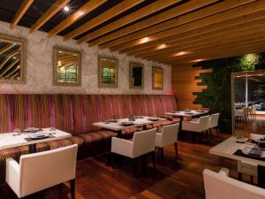 Een restaurant of ander eetgelegenheid bij Hilton Doha
