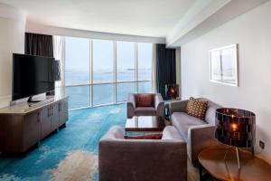 TV a/nebo společenská místnost v ubytování Hilton Doha