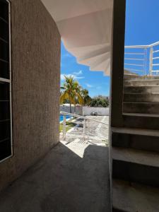 ein Blick aus dem Flur eines Hauses mit Treppe in der Unterkunft Departamento equipado muy cerca de Playa in Manzanillo + 9 Fotos