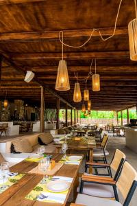 Restaurace v ubytování Natura Luxury Beachfront Villas